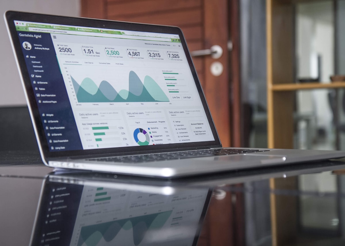 Emprendedor organizando finanzas de su negocio en una computadora portátil