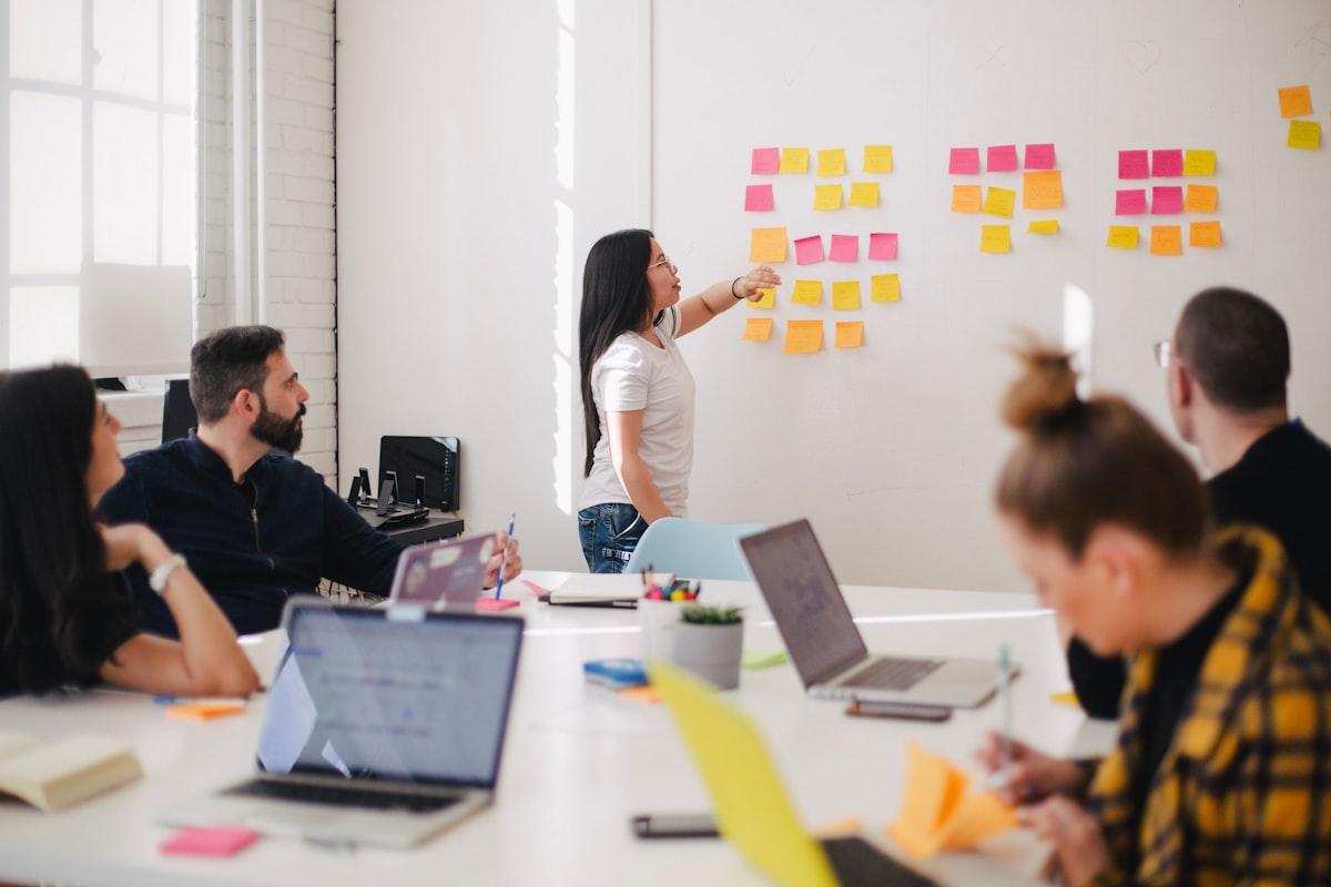 Equipo definiendo objetivos estratégicos en una sesión de planificación